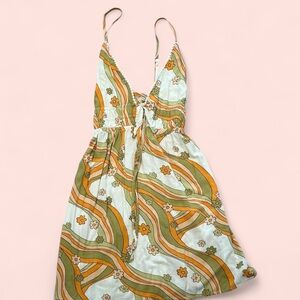 Retro 70s-inspired mini dress 🍊🌼